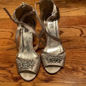 Badgley Mischka silver cross over girls heels